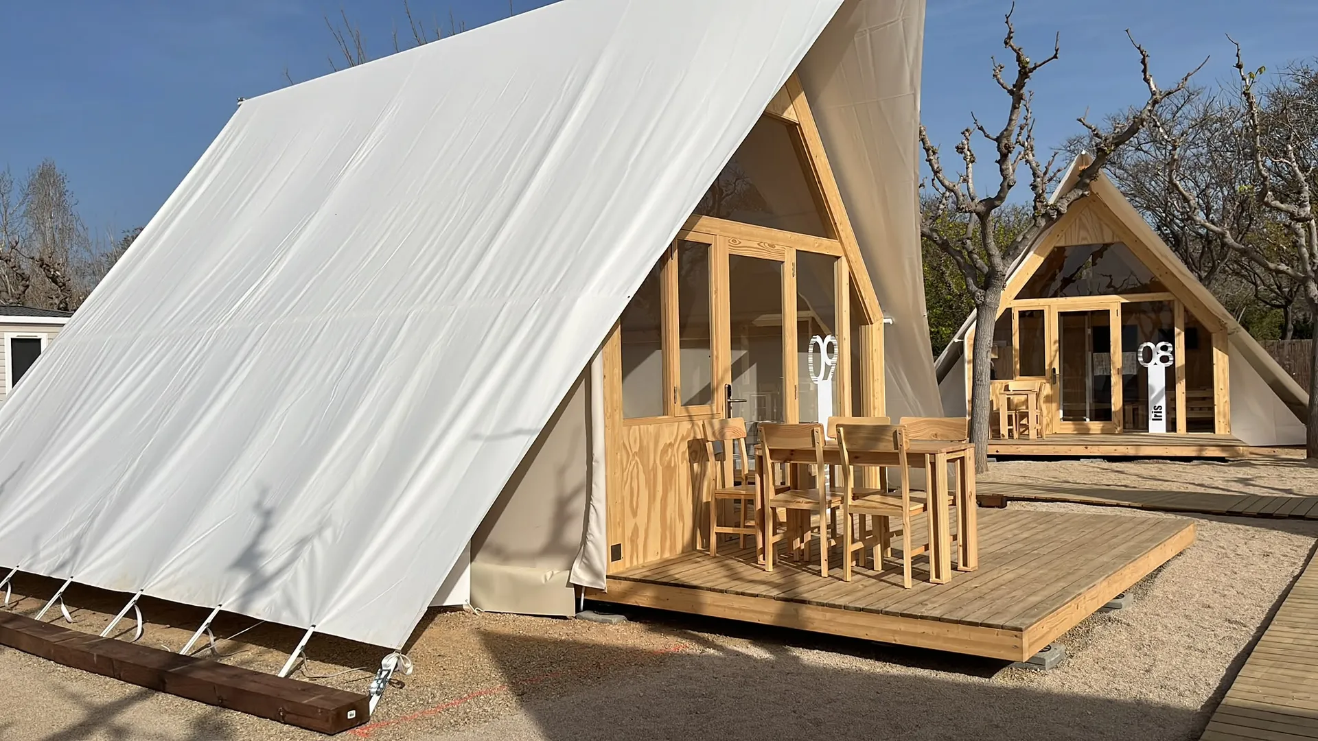Bungalow de glamping amb terrassa