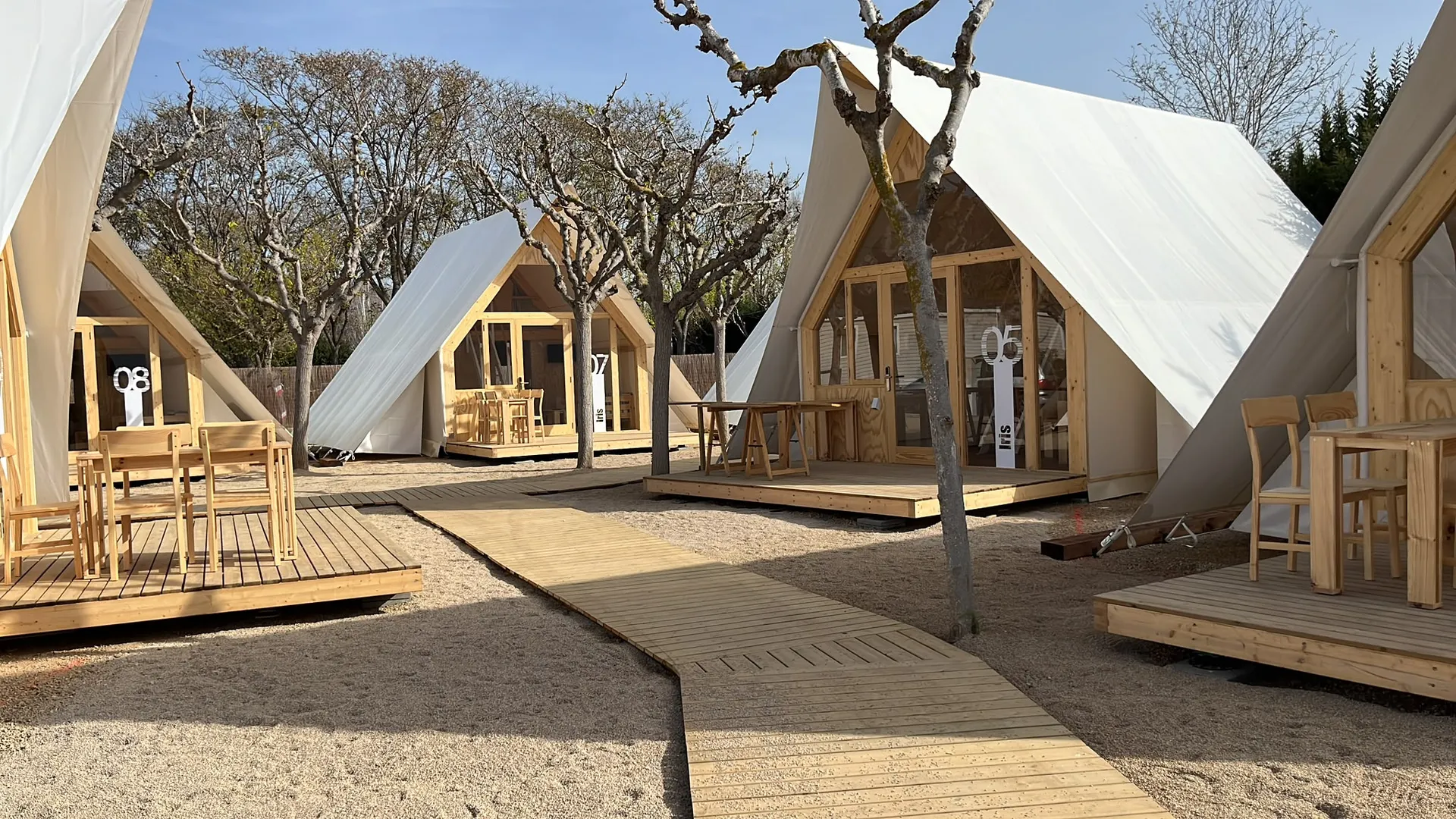 Bungalows de glamping acabats amb totes les instal·lacions