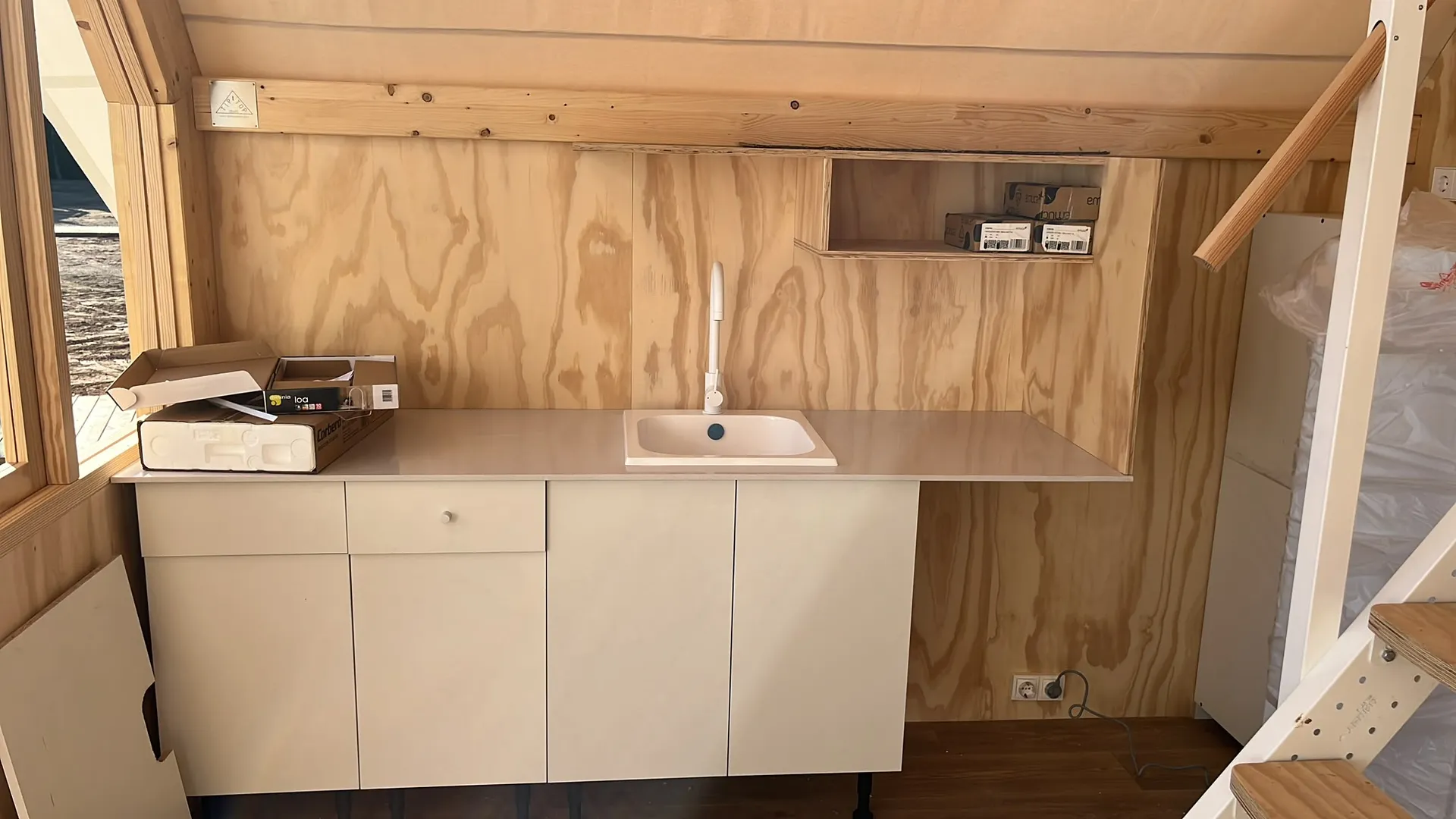 Instal·lació de fontaneria en cuina de bungalow