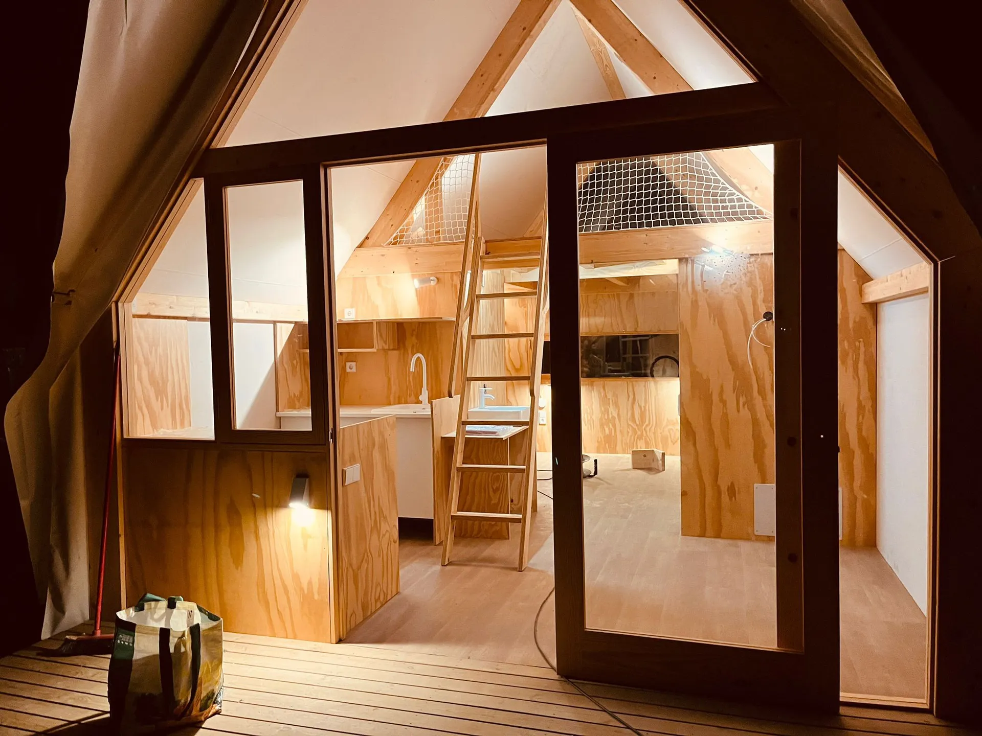 Interior de bungalow amb cuina i altell